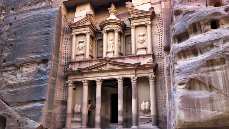 Petra Jordan lost city: how to explore this ancient wonder